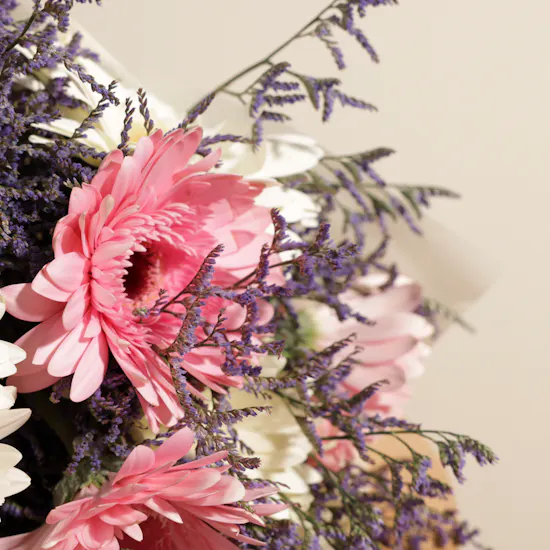Nua Dates Luxury Gifting Box 1kg | Gerbera Bouquet