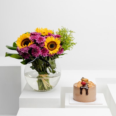 Voila Cookie Crumble Mini Cake | Sunflowers Vase