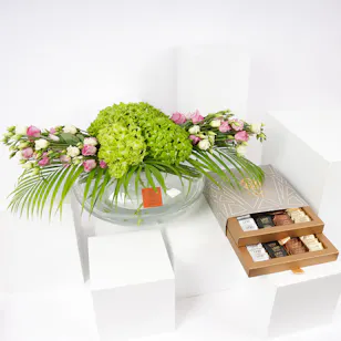 Levo Chocolates | Eustoma Vase Levo Chocolates | Eustoma Vase