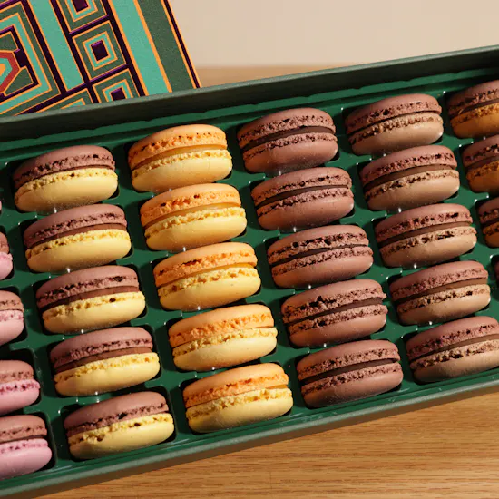 Ermine Macarons Big Box | Soft Affection Flower Vase