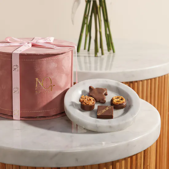 Nor Noyau Medium Pink Velvet Round Chocolate Box | Newly Wed Flower Bouquet