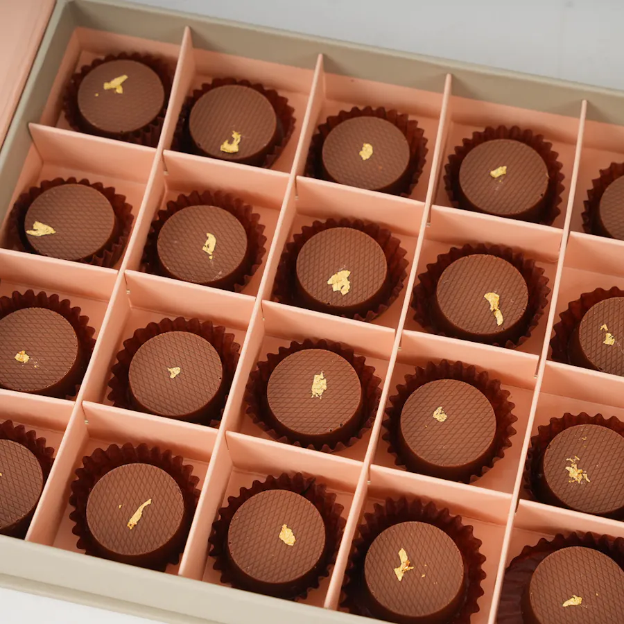 Floward Caramel Chocolate Box | Beauty Vase 2