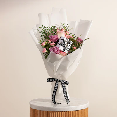 Laderach Wrapped Praline Chocolate Box | Roses Bouquet Laderach Wrapped Praline Chocolate Box | Roses Bouquet