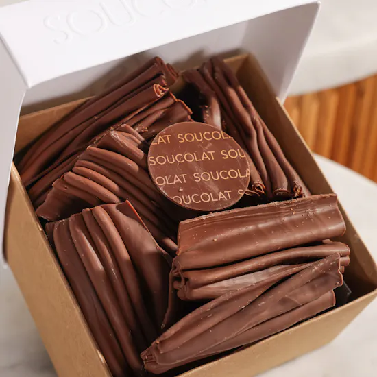 Soucolat Flakes Athel 43% Milk Chocolate Box | Gentle Flower Bouquet