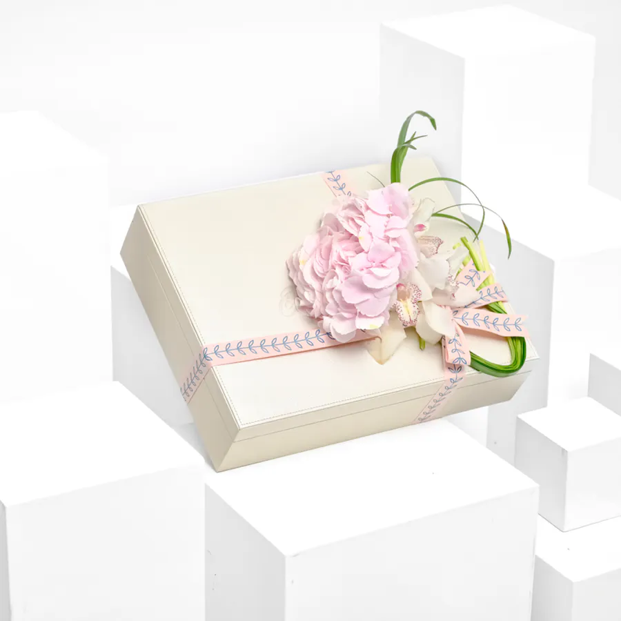 Five Leaves Tea with Delicate Blooms Bouquet  1