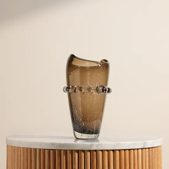 مزهرية زجاجية باللون العسلي من فلاورد