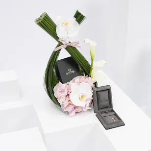 LUSTRO Jewelry with Delicate Florals