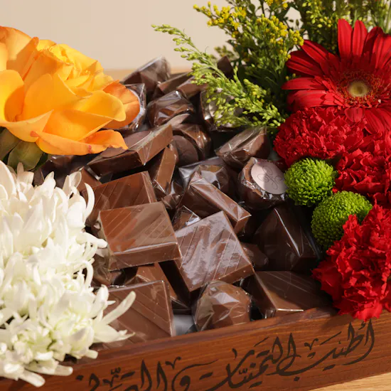 صينية شوكولاتة و زهور أطيب التهاني من فلاورد