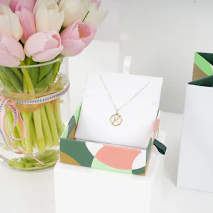 Miss L Pisces Zodiac Sign Gold Necklace | Tulips Vase