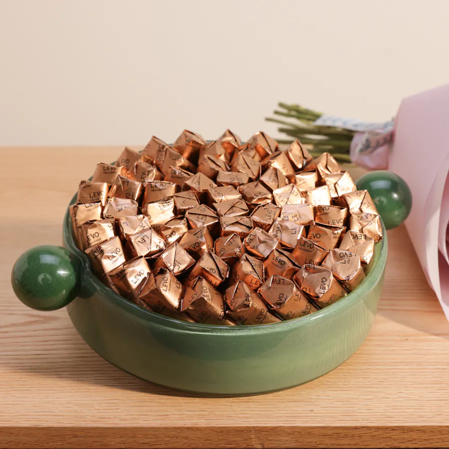 Levo Crepe Dentelle Chocolate Green Tray | Flowers Bouquet 4