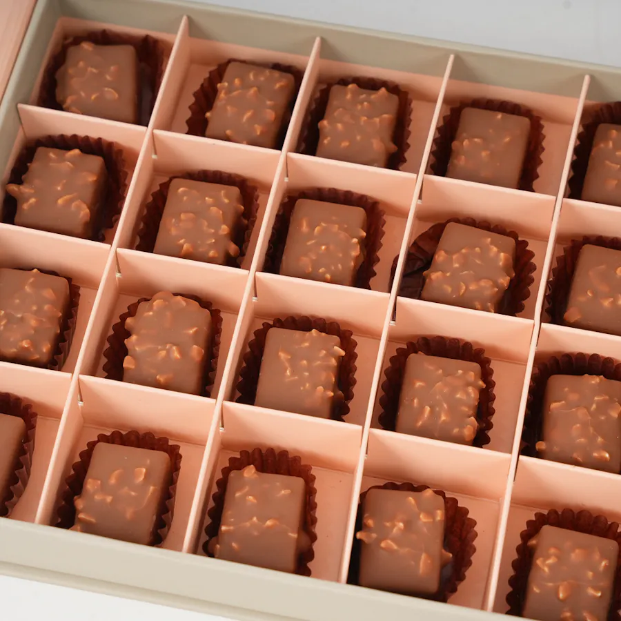Floward Crunchy Chocolate Box | Dreamy Vase 2