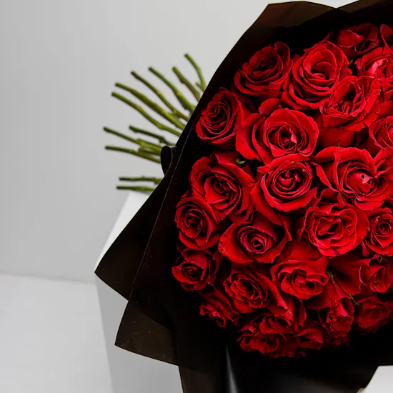 La Vie Est Belle | 50 Red Roses