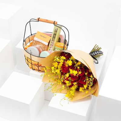Nagwa Basket with Sunny Red Roses Bouquet