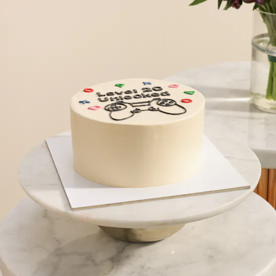 Floward Vanilla Small Standard Player Customizable Cake | Breathtaking Beauty Flowers Vase
