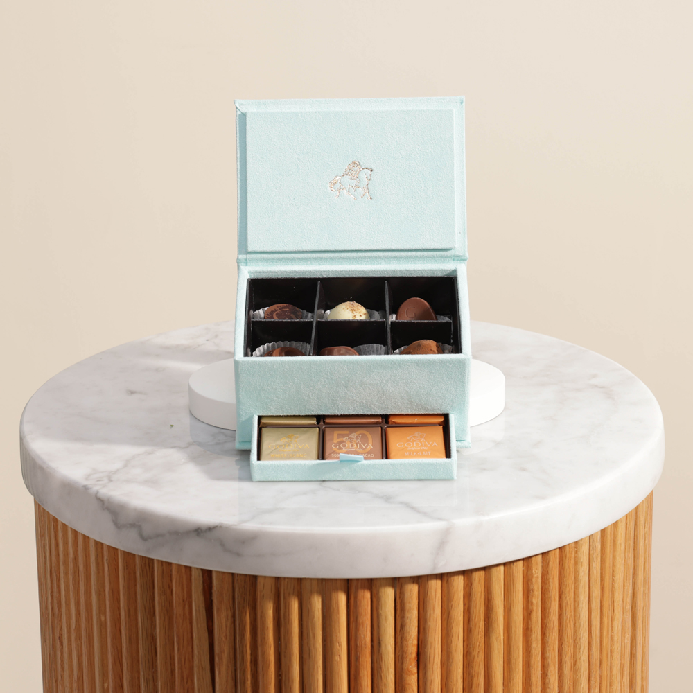 صندوق شوكولاتة فاخر مخملي صغير أزرق فاتح من جوديفا