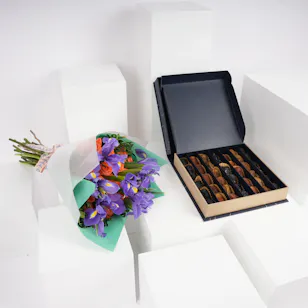 Nua Dates Signature Gifting Box | Blooms bouquet Nua Dates Signature Gifting Box | Blooms bouquet