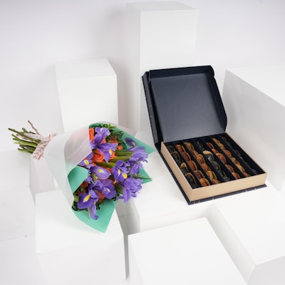 Nua Dates Signature Gifting Box | Blooms bouquet