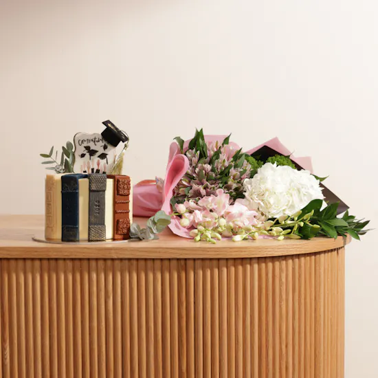Sweet Ateiler Graduation Small Cake | Flowers