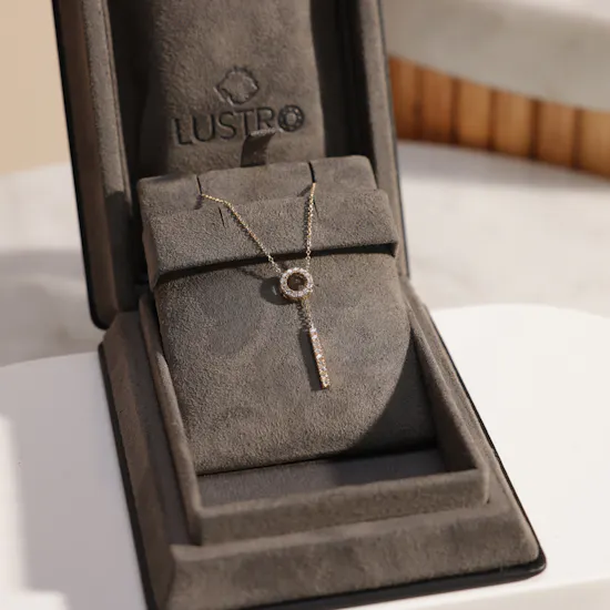 Lustro Gold and Diamond Necklace | Love Flowers Vase