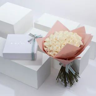 Coach Floral Set for Women | White Roses Coach Floral Set for Women | White Roses
