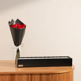 Lanai Noir Short Candle | Stunning Rose Bouquet