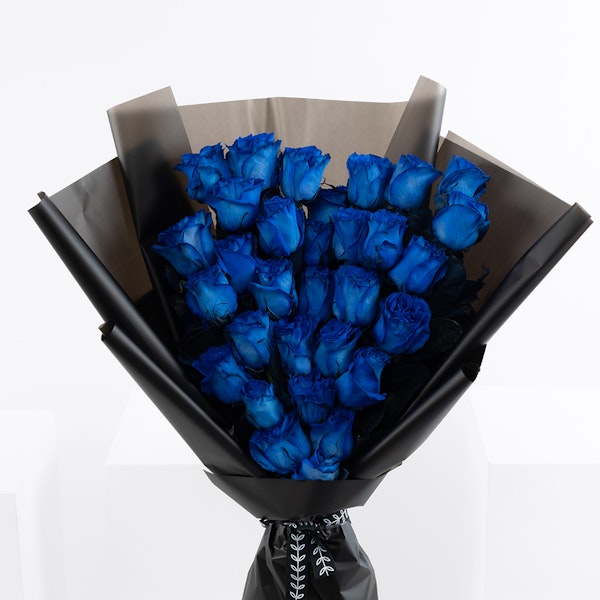 NYC Ice Blue Rose Bouquet in Black Paper｜12 Stems – FlowerEver