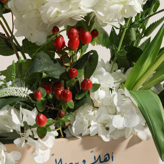 مزهرية أزهار المولود الجديد البيضاء مع كتابة الاسم