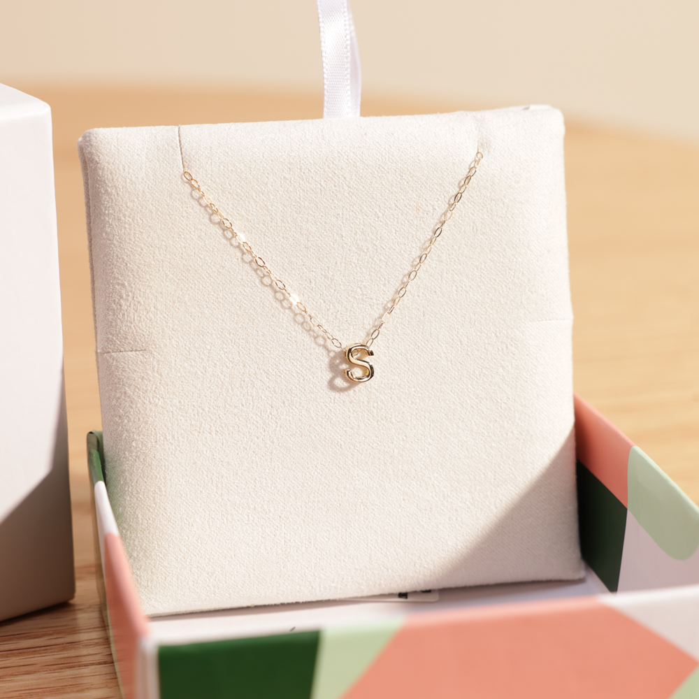 قلادة ذهب من ميس ال من لازوردي | حرف إس