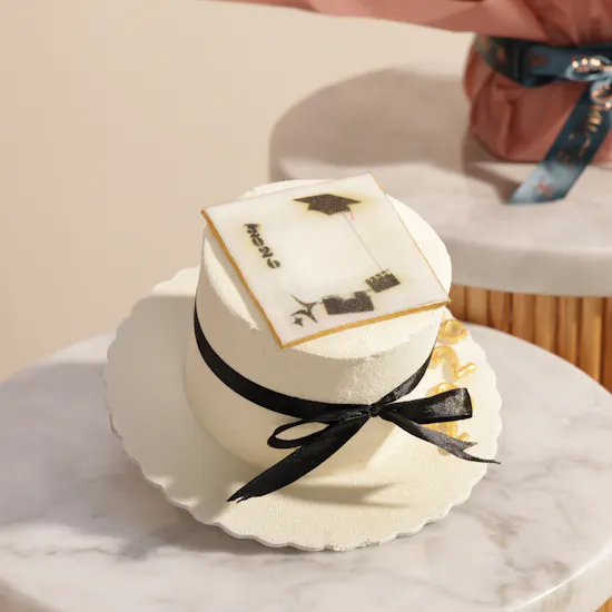 Sweet Atelier Customized by Photo 2026 Graduation Cake | Festive Flower Bouquet