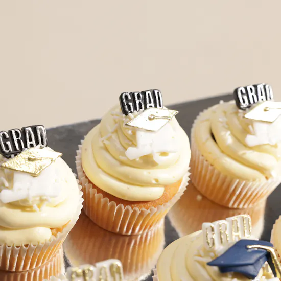Floward Graduation Cupcakes
