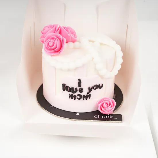 Chunk I Love You Mom Mini Cake | Blooms Vase