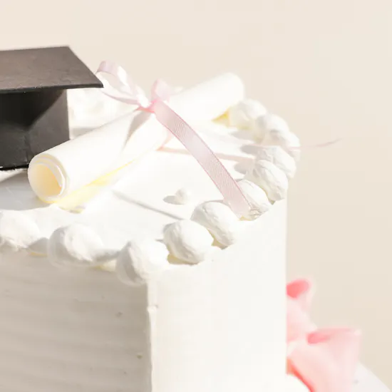 Floward Graduation Heart White Cake