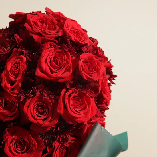 Heart Shape Red Flowers Vase