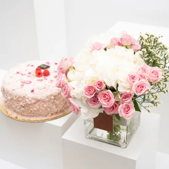 Sucre de Nada La Vie en Rose Cake | Beautiful Blooms