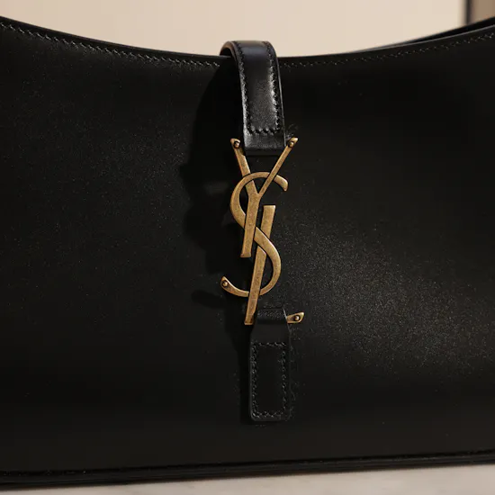 Saint Laurent LE 5 À 7 in Smooth Leather Black Handbag