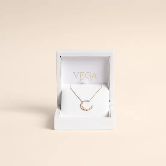 قلادة الهلال المتلألئة من الألماس للنساء من مجوهرات فيغا