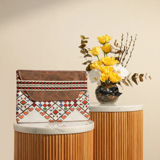 Kaseb Al Diriyah Pouch | Pretty Flowers Vase