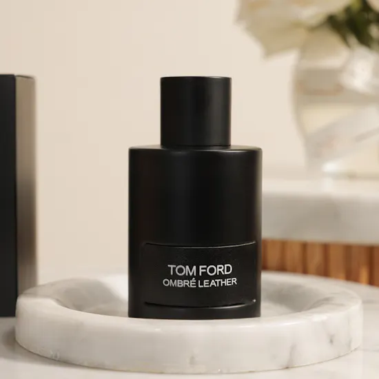 عطر اومبري ليذر او دى بارفيوم للجنسين من توم فورد | مزهرية جوري أبيض راقي