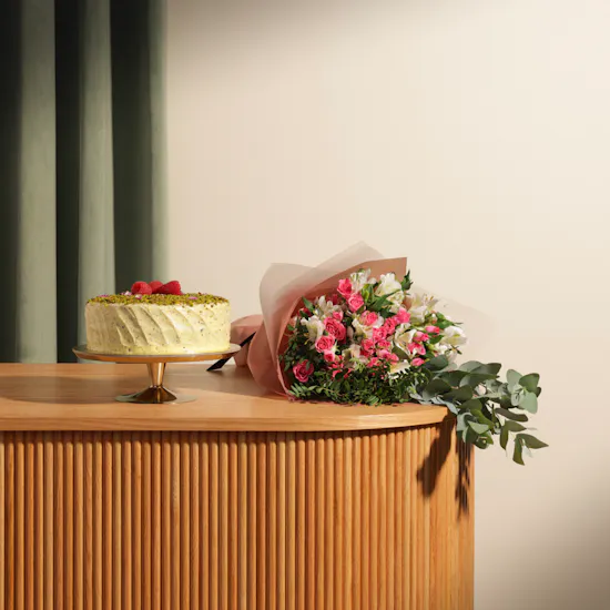 Sucre De Nada Pistachio Cake | Flowers Bouquet