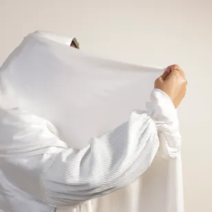 ثوب صلاة أبيض بليس برباط جانبي مع وشاح من بلومنج ثوب صلاة أبيض بليس برباط جانبي مع وشاح من بلومنج