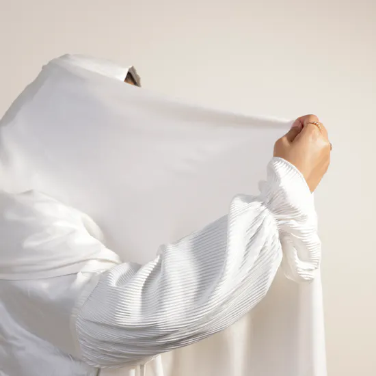 ثوب صلاة أبيض بليس برباط جانبي مع وشاح من بلومنج