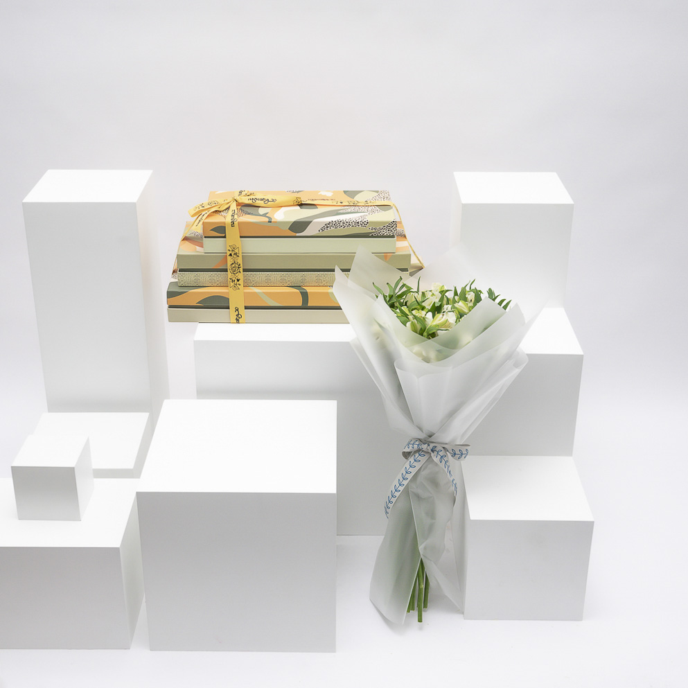 ثلاث علب من حلويات نقوة | باقة ألستروميريا