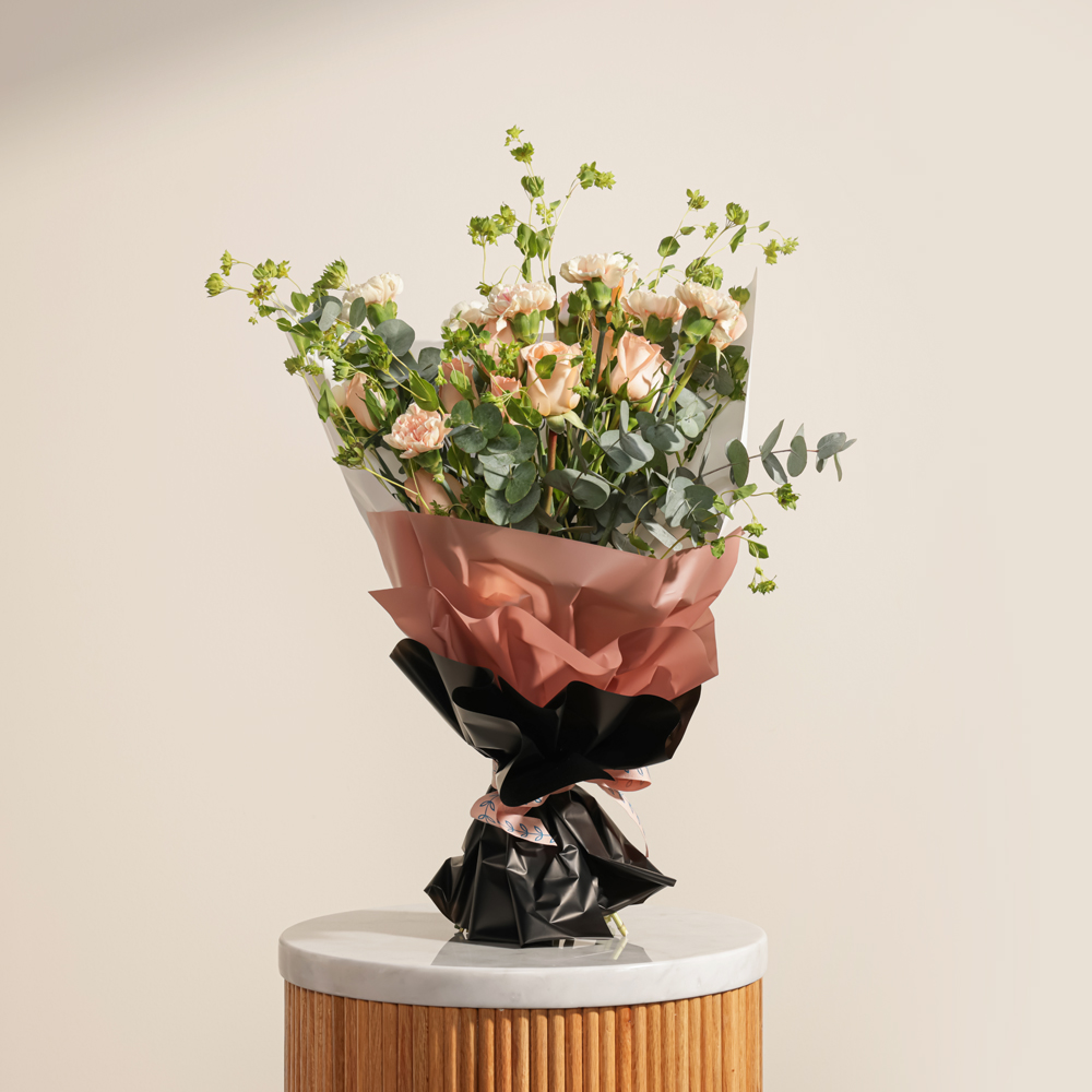 باقة زهور خوخية اللون