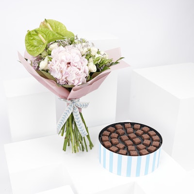  صندوق شوكولاتة هنوفيرين مع باقة أزهار الربيع