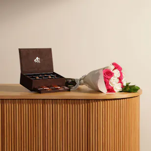 Godiva Small Royal Box Brown | White Roses  