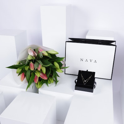 Nava Flower Gold Necklace | Lilies Bouquet