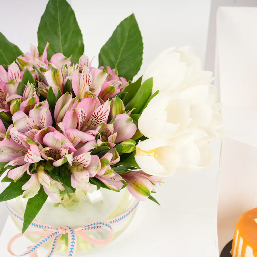 Chunk Salted Caramel Small Cake | Blooms Vase 3