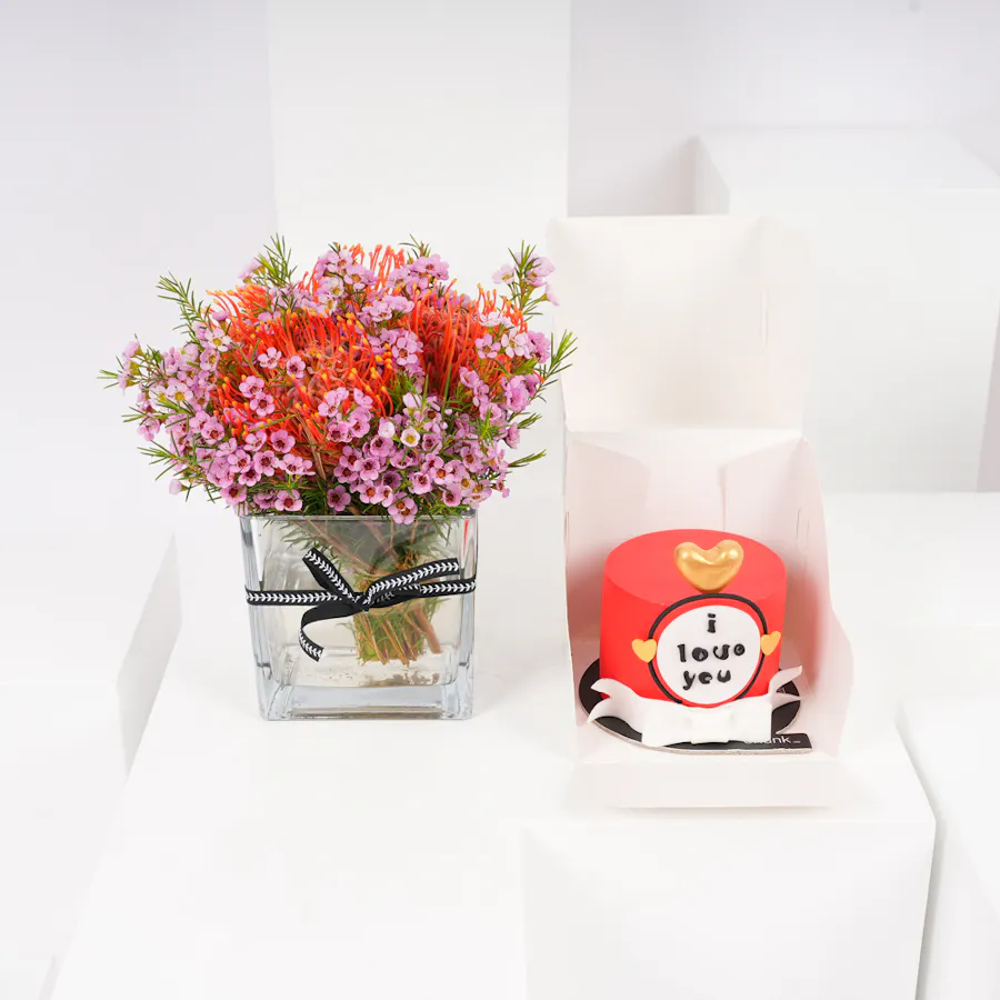 Chunk I Love you Mini Cake | Bright Blooms Vase 4
