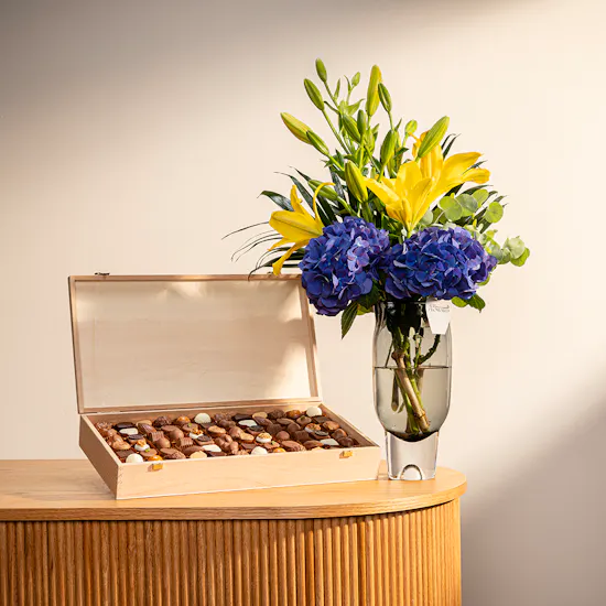 Laderach Praline Chocolates Box | Elegant Blooms