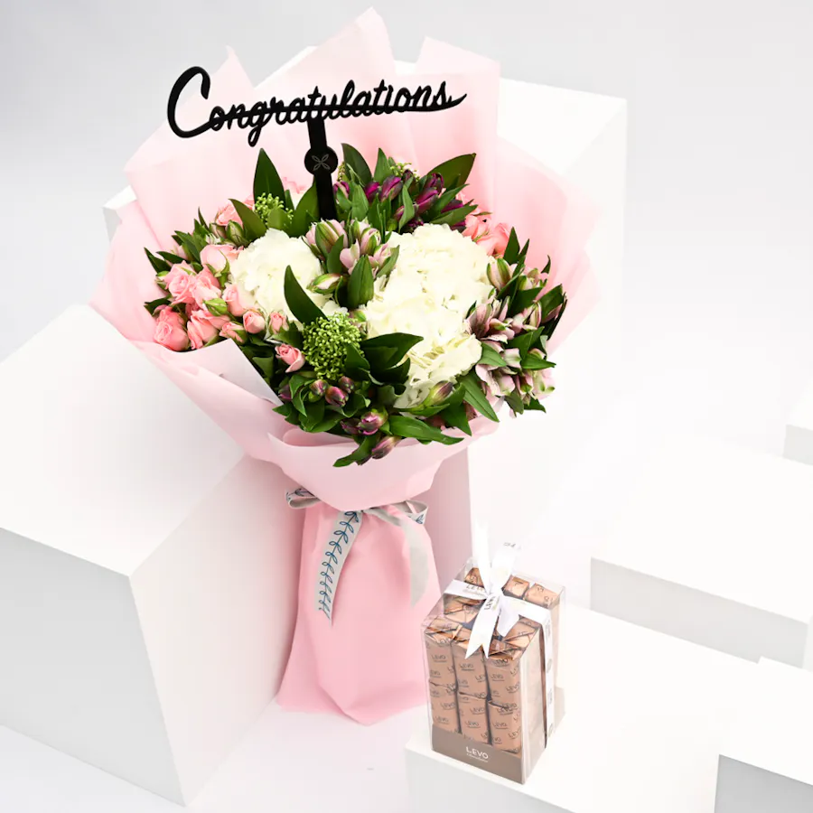 graduation hand bouquet with Levo chocolate  1